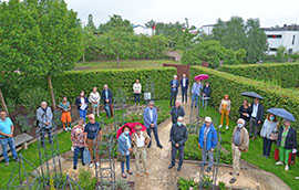 Vertreterinnen und Vertreter der Partnerschaftsgesellschaften schauten sich gemeinsam mit OB Wolfram Leibe (hinten Mitte) die neu gestalteten Gärten an und waren vom Ergebnis begeistert. Sie bedankten sich hierfür bei Damian Marx (l.), Sabine Richie (3. v. l.) und Christine-Petra Schacht (4. v. l.) von StadtGrün.