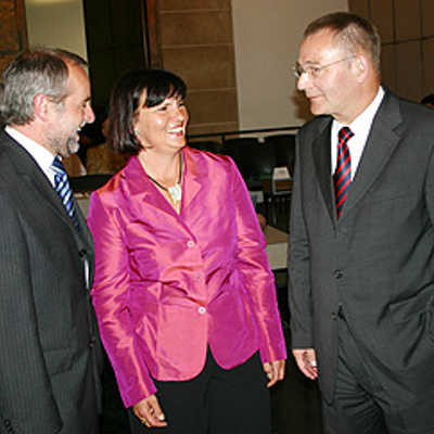 Wachablösung: OB Klaus Jensen (links) verabschiedet Peter Dietze (rechts) und begrüßt Simone Kaes-Torchiani als neue Kollegin im Stadtvorstand.