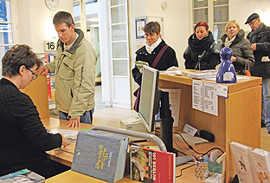 Die vor einigen Jahren eingeführte Öffnungszeit der Bibliothek am Samstagmorgen hat sich bewährt: Bei Walburga Hillen (l.) und ihren Kollegen am Ausleihtresen herrscht Hochbetrieb