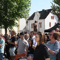 Besucher des Bürgerfests "200 Jahre Karl Marx"