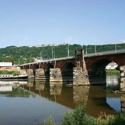 Die Römerbrücke ist die älteste noch benutzte Brücke nördlich der Alpen. Ihr städtebauliches Umfeld stand im Mittelpunkt des Wettbewerbs.
