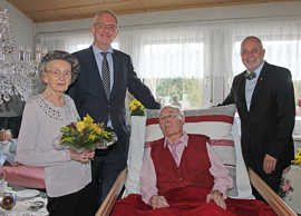 Wolfram Leibe und Rainer Lehnart gratulieren Herta und Erich Lonquich.