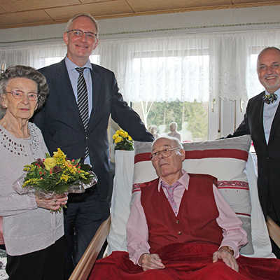 Herta und Erich Lonquich leben noch im eigenen Haus. OB Wolfram Leibe und Ortsvorsteher Rainer Lehnart zeigen sich bei ihrem Besuch beeindruckt von dem guten Zusammenhalt der Familie. 