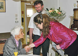 Ortrud Heyduschka freut sich über die Glückwünsche von Bürgermeisterin Angelika Birk und Ortsvorsteher Günther Merzkirch zu  ihrem 101. Geburtstag.