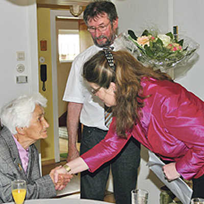 Ortrud Heyduschka freut sich über die Glückwünsche von Bürgermeisterin Angelika Birk und Ortsvorsteher Günther Merzkirch zu  ihrem 101. Geburtstag.