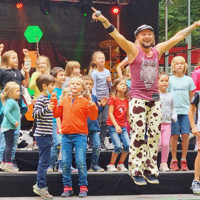 Bei den verschiedenen Festivalgastspielen von Maxim Wartenberg mit seinem „Trommelfloh“ haben die Kinder wieder eine Menge Spaß. Archivfoto: Maxim Wartenberg