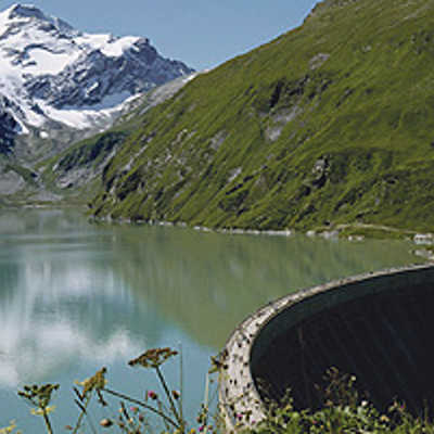 Gletscherstausee in Österreich. Energie aus Wasserkraft wird ins internationale Stromnetz eingespeist.