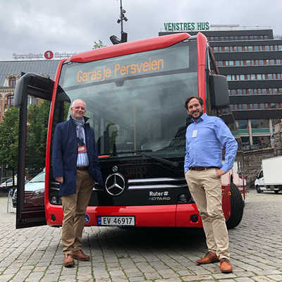 OB Wolfram Leibe tauscht sich mit Daniel Bachmann von Daimler Buses-Mobility Solutions aus.