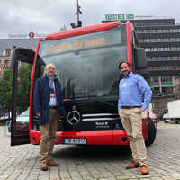 OB Wolfram Leibe tauscht sich mit Daniel Bachmann von Daimler Buses-Mobility Solutions aus