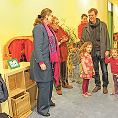 Bürgermeisterin Angelika Birk und Monika Tiemann vom Trägerverein (v. l.) tauschen mit einigen Eltern erste Eindrücke des renovierten Gebäudes aus. Das Montessori-Kinderhaus mietet die Räume von der Stadt.