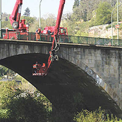 Brücken-Check in luftiger Höhe: In einem Korb, der an einem dreiteiligen Kran befestigt ist, nehmen die Experten das fast 100 Jahre alte Bauwerk unter die Lupe.