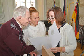 Elvira Garbes überreicht dem 92-jährigen Hvryyil-Dmitrovii Zavilenskyy und seiner Frau Teodoziya-Emiliy die Einbürgerungsurkunden.