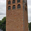 Der Glockenturm der ehemaligen Kirche von außen.