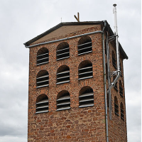Der Glockenturm der ehemaligen Kirche von außen.