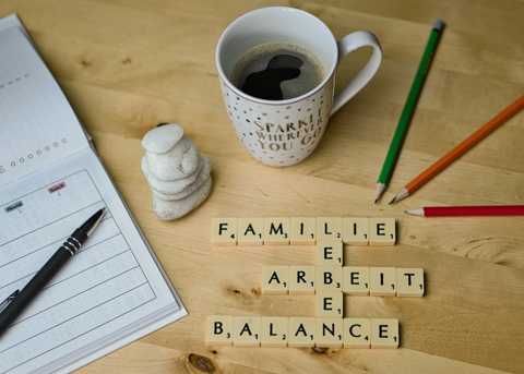 Block, Kaffeetasse, Worte Familie - Arbeit - Leben - Balance