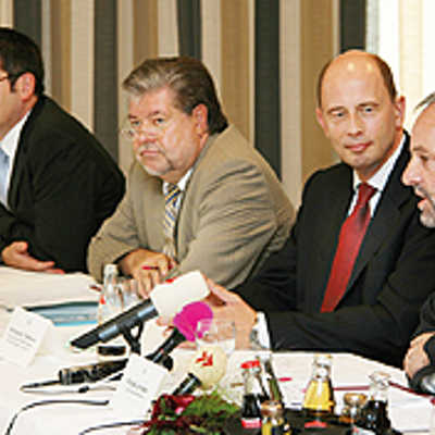 OB Klaus Jensen (v.r.), Verkehrsminister Wolfgang Tiefensee,  Ministerpräsident Kurt Beck,  Wirschaftsminister Hendrik Hering, Landrat Günther Schartz