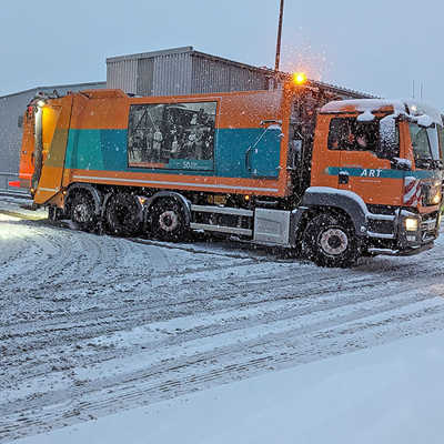 Bei winterlichen Straßenbedingungen mit Eis und Schnee sind die Fahrer am Lenkrad des schweren Müllsammelfahrzeugs besonderes gefordert. Foto: A.R.T.