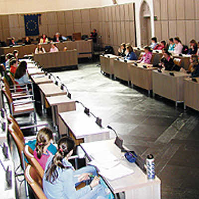 Jugendliche als Stadträte: Schülerinnen der neunten Klasse vom AMG erfuhren 2006 in ihrem Unterricht am Originalschauplatz im Rathaussaal, wie politische Entscheidungen in der Kommune fallen.