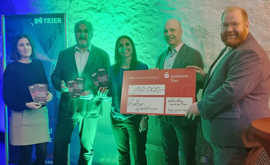 Dezernent Markus Nöhl (r.) sowie Regine Leineweber (l.) und Elvira Classen (M.) vom Amt für Stadtkultur und Denkmalschutz präsentieren mit Carlo Schuff (2. v. r.) und Stefan Schmitt (Sparkasse) den Förderscheck.