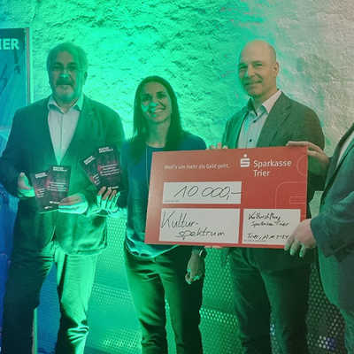 Dezernent Markus Nöhl (r.) sowie Regine Leineweber (l.) und Elvira Classen (M.) vom Amt für Stadtkultur und Denkmalschutz präsentieren mit Carlo Schuff (2. v. r.) und Stefan Schmitt (Sparkasse) den Förderscheck.