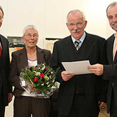 Abschied nach fast 50 Berufsjahren: Christfried Würfel (2.v.r.) erhält von OB Klaus Jensen (r.) seine „Ruhestandsurkunde“. Mit dabei Ehefrau Regina Würfel und Bürgermeister Georg Bernarding (l.).