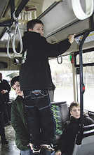 Schweißtreibende Sicherheitsübung: Auf einer „Räuberleiter“, die ihm ein Klassenkamerad aus der 5b baut, schwingt sich ein FWG-Schüler nach oben, um das Öffnen eines Sicherheitsfensters im Busdach zu testen.