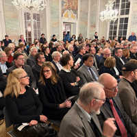 Der Rokkokosaal im Kurfürstlichen Palais war bei der Gedenkveranstaltung übervoll: Rund 200 Menschen nahmen an der Veranstaltung teil, darunter viele Stadtratsmitglieder. Foto: Presseamt/Michael Schmitz