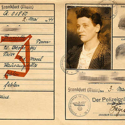 Ein Schlüsseldokument der Judenverfolgungen in Trier waren die sogenannten „Kennkarten“. Bei Juden zeigten sie ein großes „J“ auf der linken Seite. Foto: Stadtmuseum