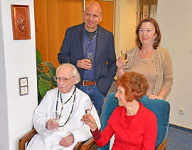Pater Franz Früh bekam an seinem 100. Geburtstag Besuch von seiner Patentochter Dorothea Niklas, Bürgermeisterin Elvira Garbes und Ortsvorsteher Dominik Heinrich (v. r.).