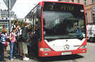 Nach Unterrichtsschluss besteigen Schüler des HGT einen Linienbus der Stadtwerke.