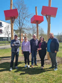 Kulturdezernent Markus Nöhl, Ortsvorsteherin Hasmik Garanian und drei Vertreter des Vereins Petrisberg Connect (v. r .) präsentieren die erneuerte Skulptur auf dem Grünstreifen an der Robert-Schuman-Allee.