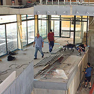 Auf der Baustelle der Grundschule Tarforst ist der Innenausbau in vollem Gange. Im Treppenhaus (Foto) werden die letzten Geländer montiert.