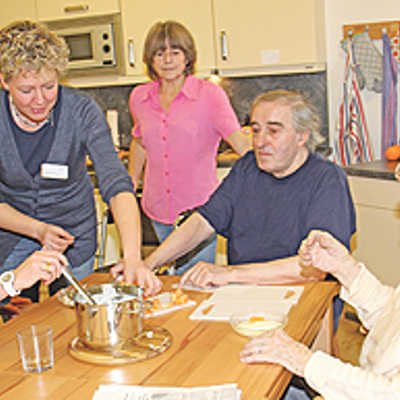 In einer Gruppe für Demenzpatienten des Eurener Ago-Seniorenzentrums sind von früher gewohnte Alltagshandlungen, wie gemeinsames Kochen und Essen, ein wichtiger Bestandteil des Konzepts.