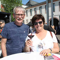 Klaus-Dieter und Marita Meyer probieren ein Glas roten Marx-Wein.