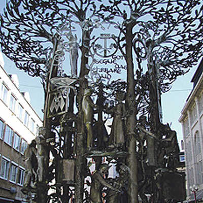 Der Handwerkerbrunnen in der Fahrstraße ist eine der bekanntesten Arbeiten von Klaus Apel.