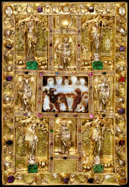 Der prächtige Goldeinband der Handschrift enthält neben zahlreichen Edelsteinen als zentralen Schmuckstein einen römischen Adler-Kameo mit einer Darstellung der konstantinischen Familie.