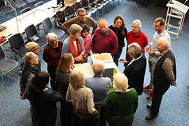 Trierer Gästeführer informieren sich beim Direktor der Trierer Stadtbibliothek, Professor Michael Embach (2. v. r.), und seinem Mitarbeiter Ted Schirmer (hinten r.) über die Verwendung ihrer Spende.