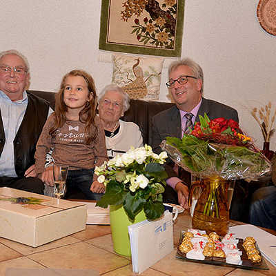 Elfriede und Richard Krugmann (Mitte) freuen sich über die Glückwünsche von Hans-Alwin Schmitz und Andreas Ludwig (v. r.). Mit dabei: Enkel Maximilian (l.) und Urenkelin Linda.