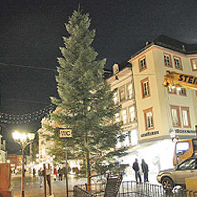 Seit vergangenen Donnerstag verbreitet die im Gemeindewald bei Klüsserath gefällte Tanne vorweihnachtliches Flair auf dem Hauptmarkt.