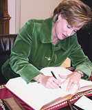 Ann L. Wagner, US-Botschafterin in Luxemburg, trägt sich ins Gästebuch der Stadt Trier ein.