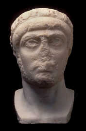 Marmorbüste mit dem Porträt eines römischen Kaisers, vermutlich Gratian.