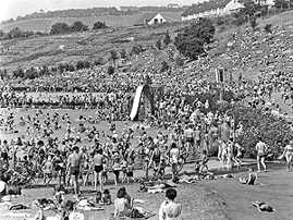 „Pack die Badehose ein...“ Schon gleich nach der Eröffnung im Juni 1957 erwies sich das Südbad als Publikumsmagnet. „Milliuunen“ Trierer tummelten sich im Wasser und auf den den frisch angelegten Freiflächen. Foto: Stadtarchiv