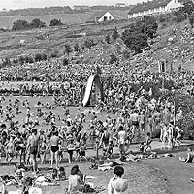 „Pack die Badehose ein...“ Schon gleich nach der Eröffnung im Juni 1957 erwies sich das Südbad als Publikumsmagnet. „Milliuunen“ Trierer tummelten sich im Wasser und auf den den frisch angelegten Freiflächen. Foto: Stadtarchiv