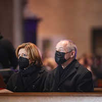 Ministerpräsidentin Malu Dreyer und ihr Mann und ehemaliger Oberbürgermeister von Trier Klaus Jensen wohnen dem Gottesdienst bei. Foto: Helmut Thewalt/Bistum Trier