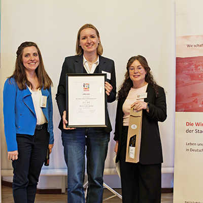 SWT-Personalchefin Agnieszka Mohm freut sich über das „Top Job“-Siegel, das ihr Nina Womelsdorf (l.) und Katharina Klaeser von der Wirtschaftsförderung überreicht haben. Foto: Fabian Arens