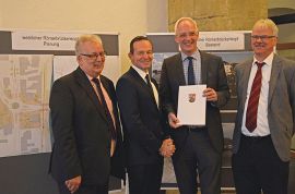 OB Wolfram Leibe und Baudezernent Andreas Ludwig freuen sich über den Förderbescheid für den Knotenpunkt Römerbrücke West, den Verkehrsminister Volker Wissing (2. v. l.) und Hans-Michael Bartnick (r.), stellvertretender Leiter des Landesbetriebs Mobilität Trier, ins Rathaus mitgebracht haben. OB Wolfram Leibe und Baudezernent Andreas Ludwig freuen sich über den Förderbescheid für den Knotenpunkt Römerbrücke West, den Verkehrsminister Volker Wissing (2. v. l.) und Hans-Michael Bartnick (r.), stellvertretender Leiter des Landesbetriebs Mobilität Trier, ins Rathaus mitgebracht haben.