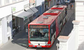 Ein Staftbus der Linie 1 durchfährt die Karl-Marx-Straße