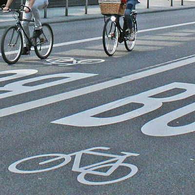 Im Margaretengässchen sind gemeinsame Fahrspuren für den ÖPNV und den Fahrradverkehr reserviert. Eine ähnliche Umweltspur, wenn auch nicht ganz so breit, wird künftig über den Nikolaus-Koch-Platz verlaufen.