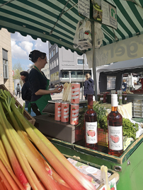 Die Standbetreiber beim Abendmarkt auf dem Viehmarktplatz bieten den Besuchern zahlreiche regionale Spezialitäten.