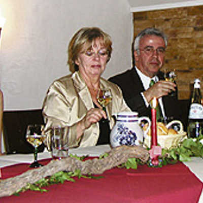 Weinkönigin Tanja Daufer, OB Helmut Schröer mit Ehefrau Gisela (2. und 3. v. l.) und Weinprinzessin Manuela Schewe (r.) genossen die Rieslinge der Trierer Winzer.